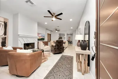 Image de Modern 4-Bed Home in Katy + King Beds + Trail Access + Great Location