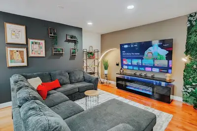 Image de Walnut Mega Kingdom / King Bed / 85\" Tv / Arcades