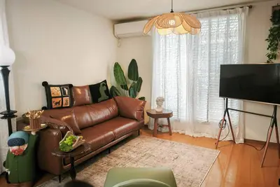 Image de A private 3-story house with free parking, ideal for families and small groups