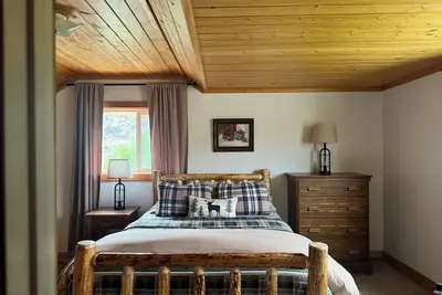 Image de Scenic Cabin Escape- Steps to Goldbug Trailhead