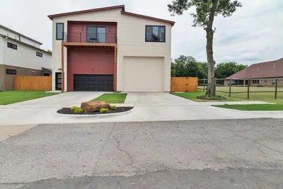 Image de Spacious New Construction with Dual Primary Suites