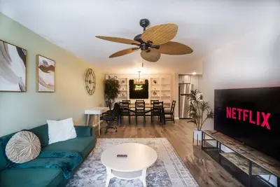 Image de Group Stay: 6 Units by Ft. Moore | Sleeps 21