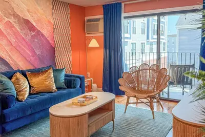 Image de Charming Design~Walk to Salem~Pvt Balcony