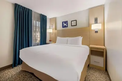 Image de 3 Bright and Comfortable Suites with Kitchen and Fitness Center for Long Visits