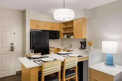Image de 3 Apartment-Style Suites w/ Kitchen Close to SouthPark Mall – Just 6 Miles Away