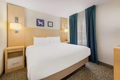 Image de Pet-Friendly Suite Designed for Convenience Close to Charlotte's Top Spots