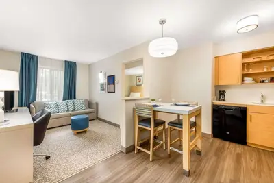 Image de Relax in 4 Family Suites Near Attractions Like Nascar Hall for Extended Stays