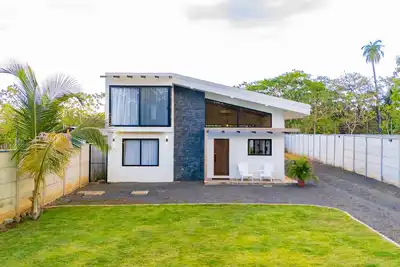 Image de Spacious modern home with firepit, lush yard, dog friendly & near beach