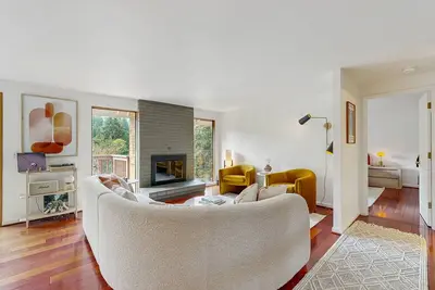 Image de Spacious family-friendly home with mountain views - near University of Oregon