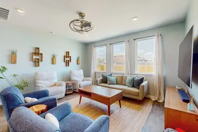 Image de Cozy Georgetown home with full kitchen, living room and enclosed backyard