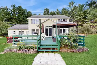 Image de Private spacious mountain view w/ beach rights, hot tub, spacious deck & firepit