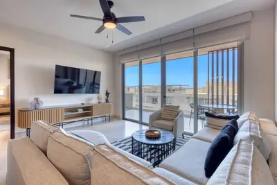 Image de Elegant resort condo with heated pool, pickleball, gym & garden views