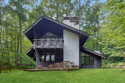 Image de Cozy house in woods w/ balcony, bonus room, creek