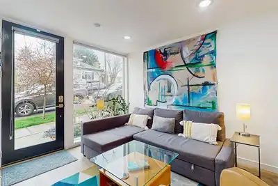 Image de Modern Townhouse in Seattle’s Central District – Stunning Views & Prime Location