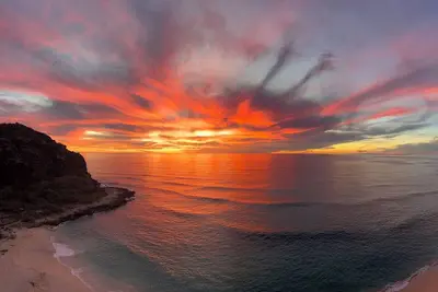 Image de Beautiful sunsets with stunning oceanfront views in a 2 Br on Papaoneone Beach.