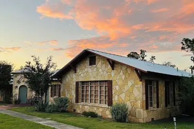 Image de History, Charm, Roomy! Private 7acre private Medina River-5 min from Bandera!