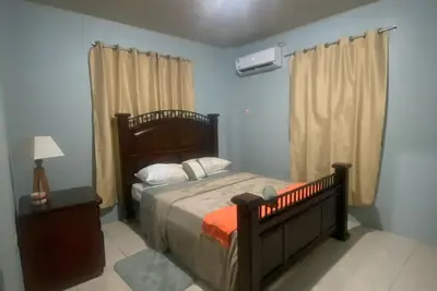 Image de Relaxing, family-friendly 2-bedroom apartment with A/C, WiFi & Central Location