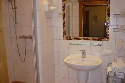 Image de Double room with shower, Wc, with balcony - Hotel Garni Landhaus Trenkenbach