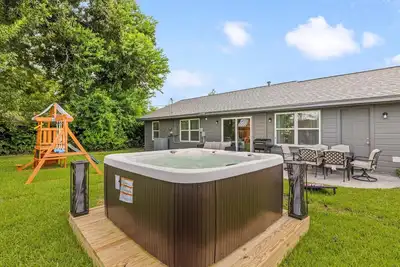 Image de Nr Med Center + Nrg | Bbq Hot Tub Swing Set Games
