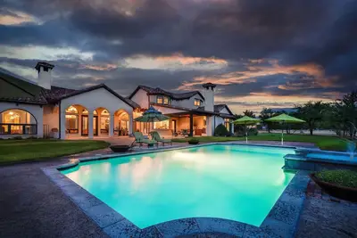 Image de Hilltop Estate in Aledo with Pool, Hot Tub, Outdoor Kitchen & 100-Acre Views