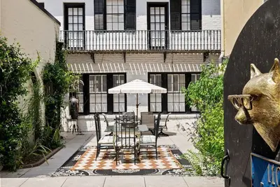 Image de Savannah Stables at 110 E Harris Street.