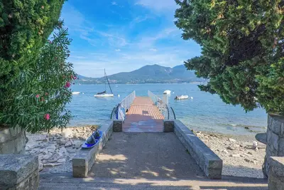 Image de Modern furnished 3½-room corner apartment with terrace, pool and lake access