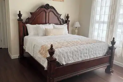 Image de Family-friendly home with kitchen, laundry, and spacious outdoor area.