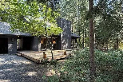 Image de 3-bedroom mountain oasis in Black Butte Ranch surrounded by trees