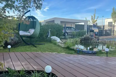 Image de Stylish spacious townhouse near the city center with 4 bedrooms