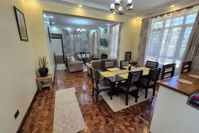 Image de Welcome to The Urban EcoLuxe a spacious three bedroom two bathrooms urban villa.