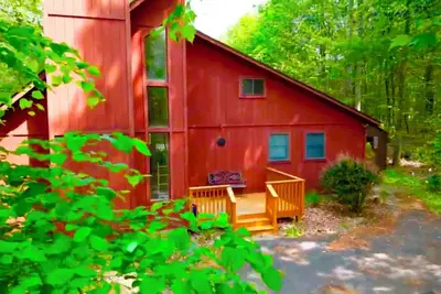 Image de Pocono Mountain Cabin-3 Bdrs, Hot Tub, King-Bd, Fireplace, Pet Friendly, Sleeps 8.