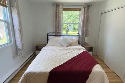 Image de Tucked Away Treasure- Cozy 2 bed house, large yard and pets welcome!