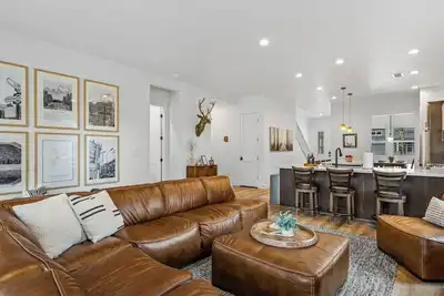 Image de New in 2025! Hot Tub + Pickleball + 3 King Beds + Ps5