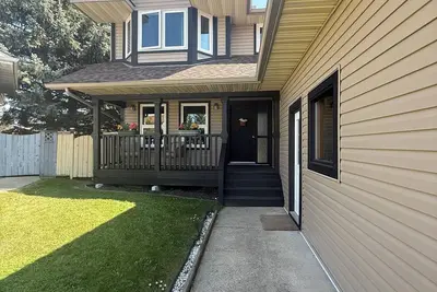 Image de Homey 3 Bedroom, 3 Bathroom Family Home in Sw Calgary!