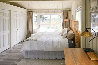 Image de Sunrise Views with Holmes Harbor and Vineyard