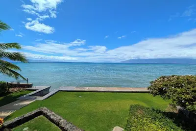 Image de Whale watching from your direct ocean front condo!