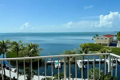 Image de Beautiful Penthouse Apartment with Direct Open Water Views
