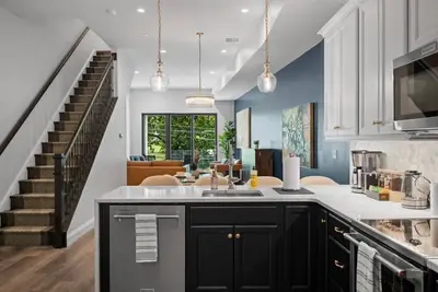 Image de Pfr Suites - Butler|2-Story Lawrenceville Penthouse w/ Rooftop Terrace|2 King Beds /2. 5 Bath|Parking