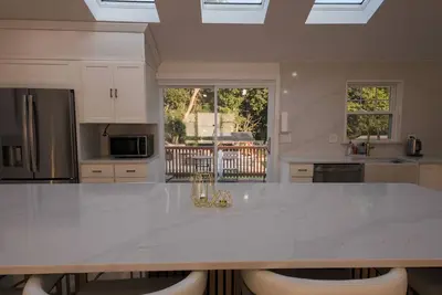 Image de Modern and spacious home with Private Yard in Salem- parking included