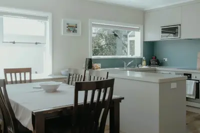 Image de Sweet on Sutton, lovingly renovated three bedroom home with modern conveniences.