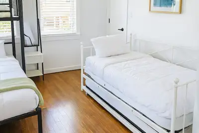 Image de Welcome! This stylish and spacious three-story gateway