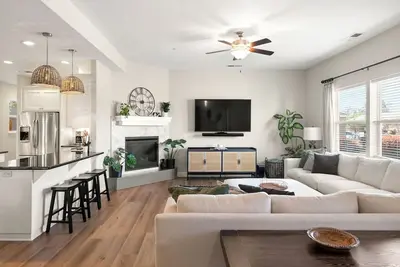 Image de Hidden Retreat: king bed/pool/86in tv/stocked kitchen/traeger