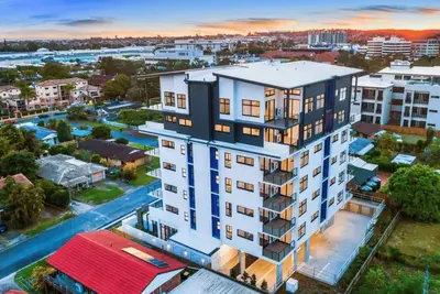 Image de Top-Floor 2br Apartment with Sweeping Views