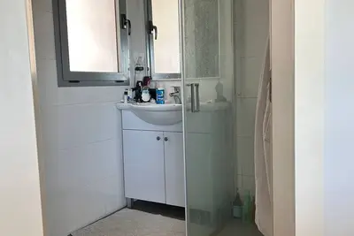 Image de Spacious 3br apt, large living room, sea view, parking, walk to beach & cafes