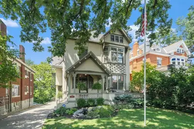 Image de Historic 4br Gem | Walk to Uc | Free Parking