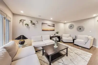 Image de 3-Bed Home by O'hare & Rosemont