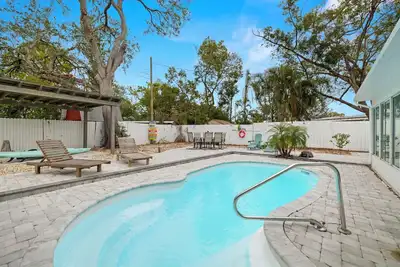 Image de Tropical Oasis Heated Pool Area 15 Minutes from Beaches