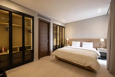 Image de 3-Bedroom Apart with Garden Views & Balcony Sf