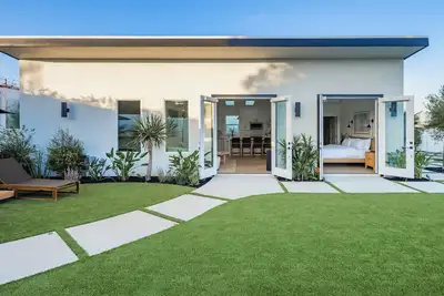 Image de Quiet Coastal Modern-Ocean views-Hot tub- 7 mins to the beach