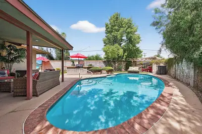 Image de Pineapple Oasis - Private Heated Pool, Built-In Bbq, Game Room, Asu, Scottsdale